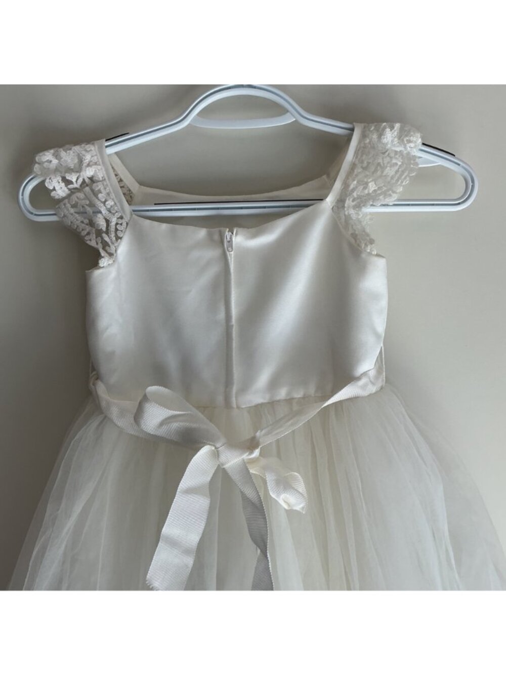 Davids Bridal Ivory Flower Girl Dress With Lace Cap Sleeves & Tulle Skirt Size 5 - Picture 6 of 10